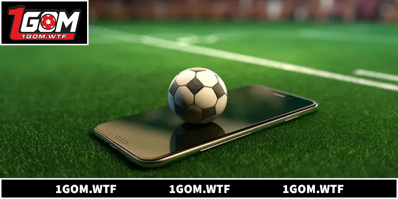 Người dùng thao tác đặt cược bóng đá trên điện thoại thông minh